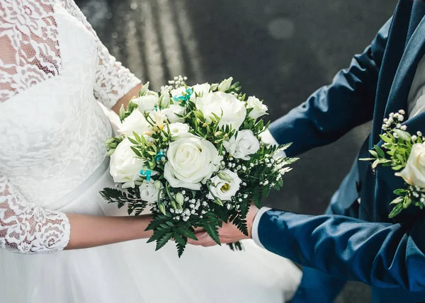 Detalle de las novias ramo de rosas blancas y las manos sosteniendo — Foto de Stock