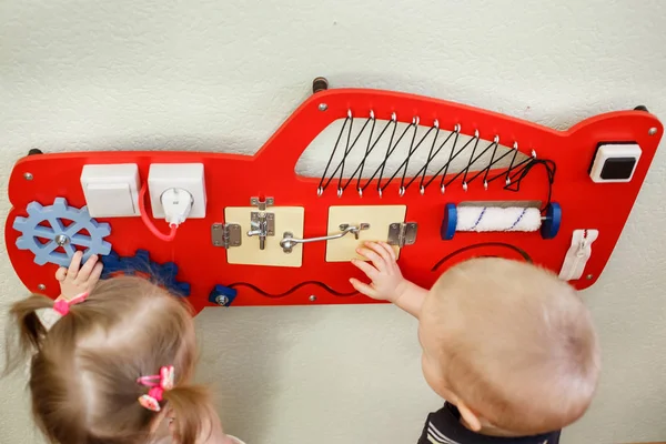 Bambini carini che giocano con il bordo occupato all'asilo — Foto Stock