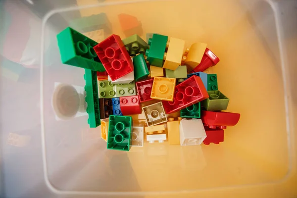Plastik konstruktor berwarna untuk anak-anak di dalam kotak. Tampilan atas — Stok Foto