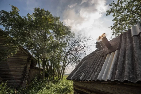 Velho banho de madeira casa de aquecimento na aldeia russa — Fotografia de Stock