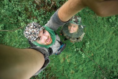 Genç çift mushroomers birlikte ormanda fotoğraf çekmek. Üstten Görünüm, geniş açı.