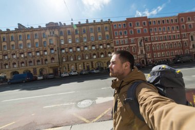 Genç hipster adam backpacker açık seyahat. Seyahat kavramı.