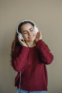 Müziğin keyfini çıkarın. Kulaklıklar müzik hoş mutlu genç kadın.