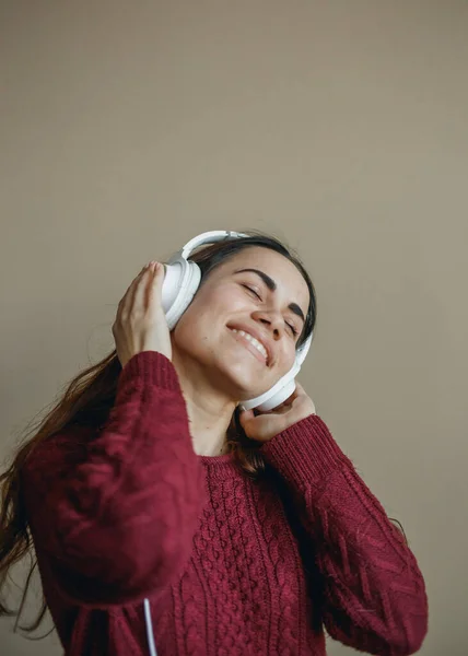 Užijte si hudbu. Šťastná mladá žena potěšit hudbou ve sluchátkách. — Stock fotografie