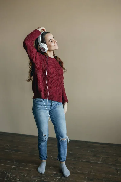 Užijte si hudbu. Šťastná mladá žena potěšit hudbou ve sluchátkách. — Stock fotografie