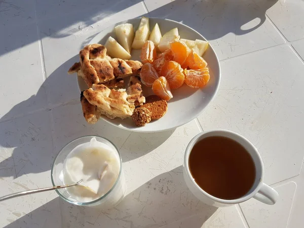 Vacaciones europeas comida saludable desayuno. Pan integral, mandarinas naranjas en el balcón de la villa del complejo. Mesa para dos personas en el balcón exterior del hotel vista caldera en Alanya, Turquía — Foto de Stock