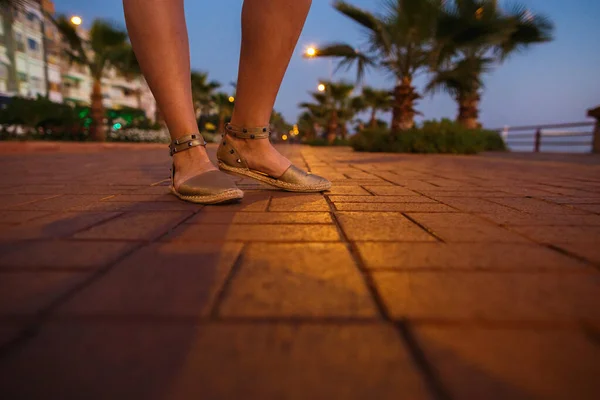 Kobiece nogi w ciemnej uliczce tropikalnego miasta — Zdjęcie stockowe