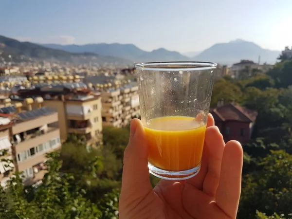 Avrupa tatili sağlıklı kahvaltı yemeği özçekimi. Otel villasında sabah portakal suyu içen bir sürü adam. Türkiye, Alanya — Stok fotoğraf