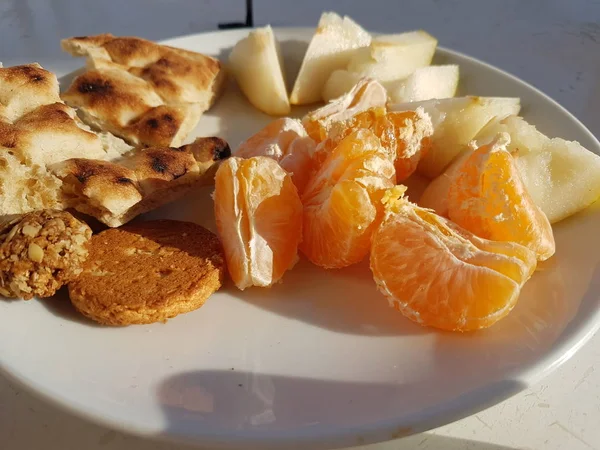 Vacaciones europeas comida saludable desayuno. Pan integral, mandarinas naranjas en el balcón de la villa del complejo. Mesa para dos personas en el balcón exterior del hotel vista caldera en Alanya, Turquía — Foto de Stock
