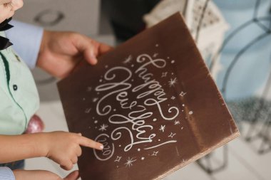 Çocuğun elinde üzerinde 