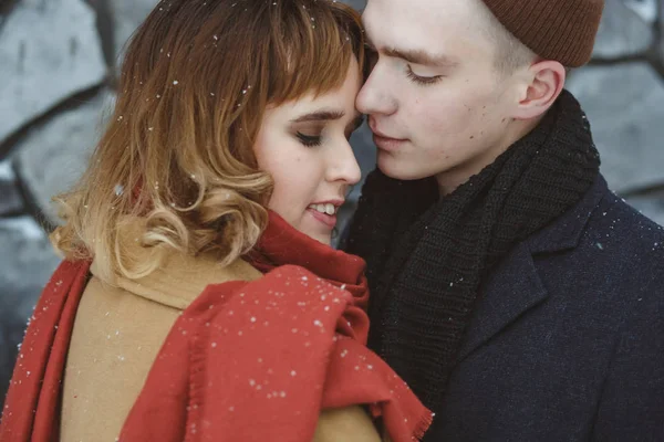 Kış sokaklarında kucaklaşan romantik bir çift. Randevu, gözetleme ve mevsimlik konsept — Stok fotoğraf