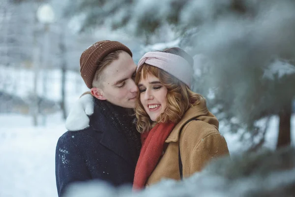 Kış parkında kucaklaşan romantik bir çift. Randevu, gözetleme ve mevsimlik konsept — Stok fotoğraf