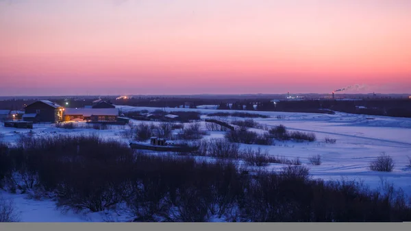 Wspaniały zimowy wschód słońca w Narian-Mar z pokrytą śniegiem rzeką jodłą lasem i tundrą. Świetna scena na świeżym powietrzu, naturalna magenta, różowe i niebieskie kolory — Zdjęcie stockowe