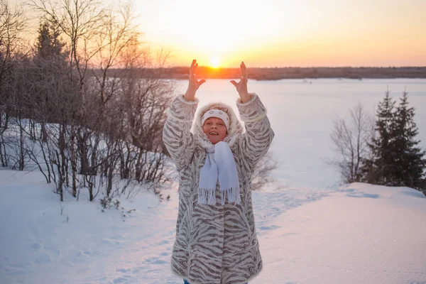 Potret seorang wanita senior memegang matahari musim dingin. Wanita ceria di musim dingin sinar matahari — Stok Foto