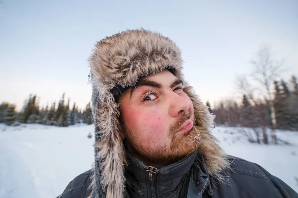 Nahaufnahme Porträt eines Abenteurers mittleren Alters mit Milchbart im Wald oder in der Tundra während einer Winterexpedition — Stockfoto