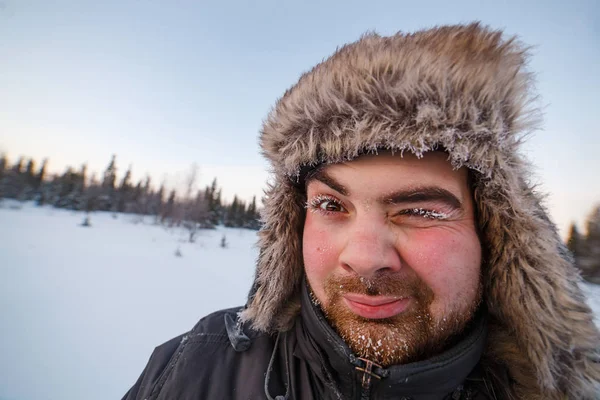 Nahaufnahme Porträt eines Abenteurers mittleren Alters mit Milchbart im Wald oder in der Tundra während einer Winterexpedition — Stockfoto