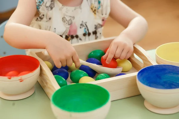 Kinderen verzamelen bouwstenen in de kleuterschool. Educatieve spelletjes en speelgoed. Sluiten. — Stockfoto