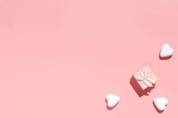 Caixa de presente rosa e corações decorativos brancos no fundo rosa. Composição de leigos planos. Romântico, Conceito do Dia de São Valentim — Fotografia de Stock