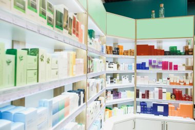 Kozmetik mağazasında kozmetik ürünleriyle modern stil vitrinleri