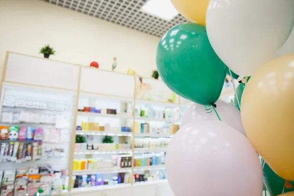 Bolas inflables multicolores. La entrada es un arco de bolas inflables. Abrir una tienda de cosméticos en el centro comercial — Foto de Stock