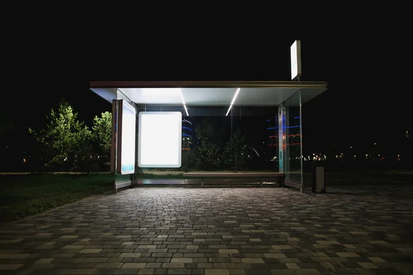 Modern buszmegálló egy üres hirdetőtáblával éjszaka — Stock Fotó