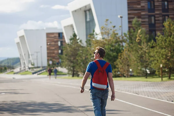 Modern bir üniversitenin yakınında bir erkek öğrenci ya da yüksek lisans öğrencisi. Innopolis, Kazan