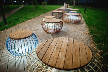 Tahta, dairesel, kahverengi banklar. Park ahşap kaldırımı. Gece parkı aydınlatması