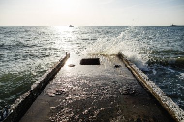 Deniz dalgaları güneşli bir günde beton İran 'ı dövdü