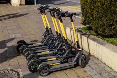 Kaldırımda kiralık elektrikli scooterlar.