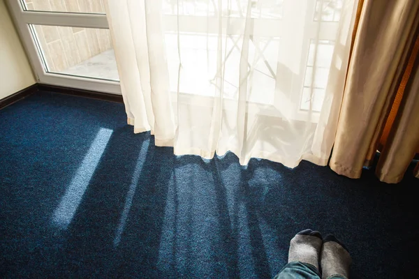 Feche o tapete com a luz do dia brilhando através da cortina transparente branca . — Fotografia de Stock