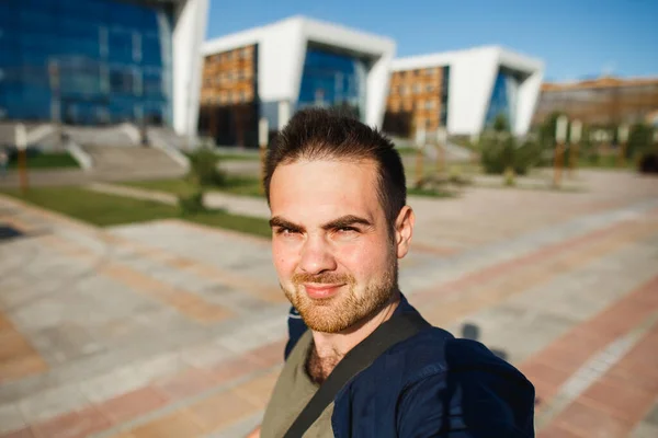 Hermoso estudiante masculino cerca de la universidad —  Fotos de Stock