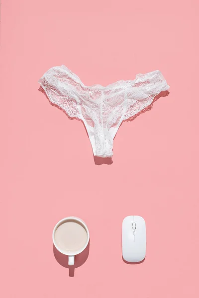 Koncept erotického chatového pracovníka. Bílé krajkové kalhotky, bezdrátová myš a šálek kávy na růžovém pozadí — Stock fotografie