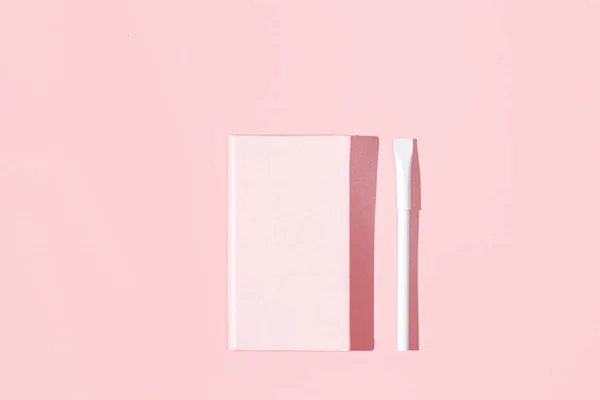 Ženské růžové zápisník na růžovém pozadí, byt ležel s kopírovacím prostorem — Stock fotografie
