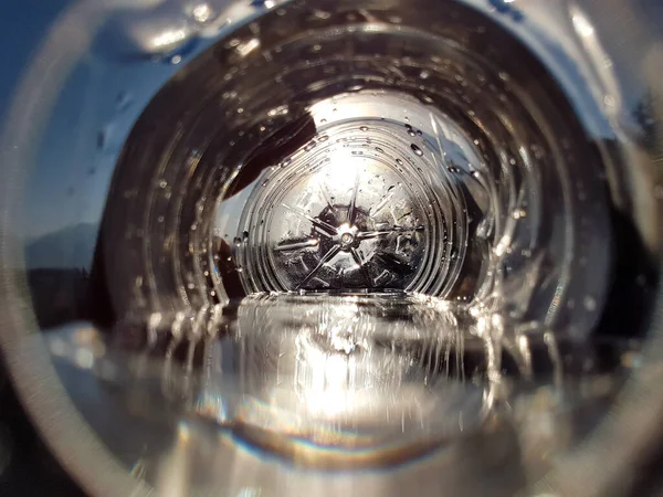 Zuiver water drinken uit een plastic fles bij zonsopgang. Standpunt van dichtbij bekeken — Stockfoto