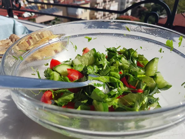 Plantaardige salade met tomaten komkommers en sla op zonnig balkon — Stockfoto