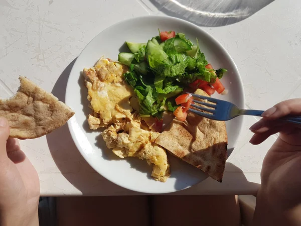 Eet omelet met groentesalade op zonnig balkon — Stockfoto