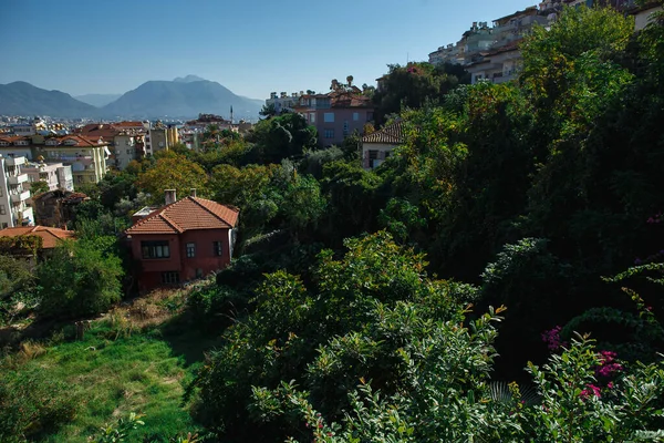 Cozy views of old houses and green gardens in Alanya on the hill — Stock Photo, Image