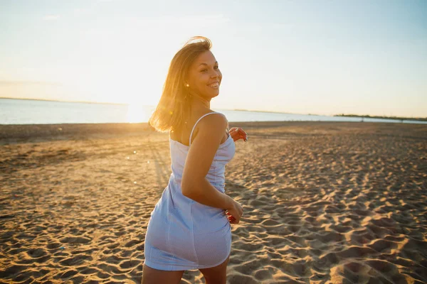 在夕阳西下的海滩上玩乐的性感女人。穿着性感衣服身材完美的快乐的年轻女人 — 图库照片