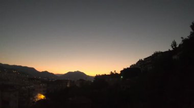 Türkiye 'nin Alanya kentinin Dağları ve Konut Evlerinin Otantik Gün Doğumu Zamanlaması