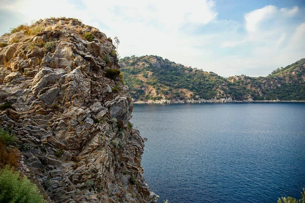 Türkiye 'nin Ichmeler kentinde kayalar ve adalarla çevrili güzel mavi deniz körfezi