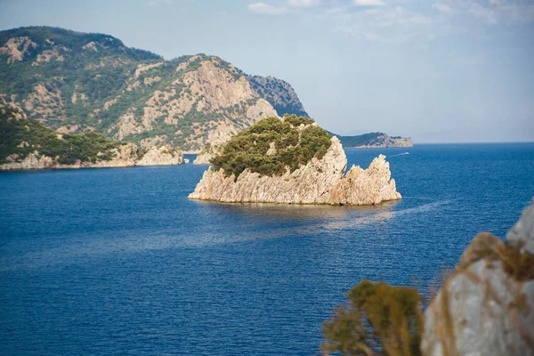 トルコのイクメラー島の岩や島に囲まれた青い海の美しい湾 — ストック写真