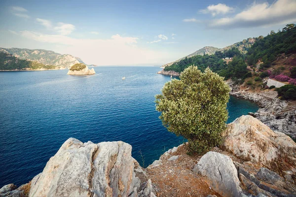 Bella baia di mare azzurro circondata da rocce e isole a Ichmeler, Turchia — Foto Stock