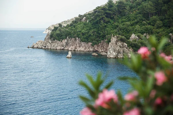 Bella baia di mare azzurro circondata da rocce e isole a Ichmeler, Turchia — Foto Stock