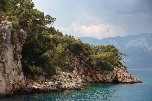 Belle isole del Mar Egeo con pineta, rocce, acque blu intenso e montagne sullo sfondo. Marmaris, Turchia . — Foto Stock