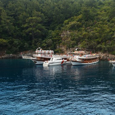 Marmaris, Türkiye, 6 Haziran 2019: Arka planda adaları, kayaları, derin mavi suları ve dağları olan Ege Denizi 'nin turistik yatları ve tekneleri