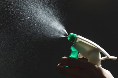 İnsan elinin yakın çekimi ve arka planda antiseptik sprey şişesi. Coronavirüs 'ün Salgın Önleme Tedbirleri