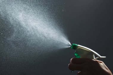 İnsan elinin yakın çekimi ve arka planda antiseptik sprey şişesi. Coronavirüs 'ün Salgın Önleme Tedbirleri