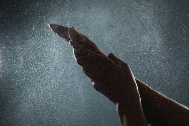 El yıkamak için antiseptik sprey dezenfektan kullanın.