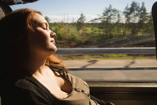 Podróżniczka śpiąca w pociągu jadącym przez okno — Zdjęcie stockowe