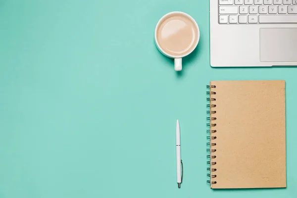 Düz kompozisyon dizüstü bilgisayar, kalem ve kahve ile defter ya da nane şekeri masasında kakao. Üst Manzara. Blogcular, tasarımcılar vb.